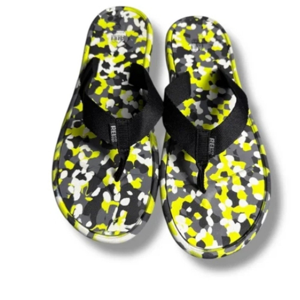 Camouflage flip flops